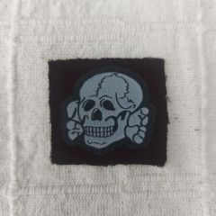 4x3,5 cm. Kahverengi Kumaş Zemin Üzerinde Alman Motifler Model-3