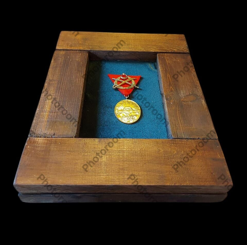 20x25x4 cm. Vintage Ahşap Duvar Çerçevesi Model-3 (İstiklal Madalyası İle Birlikte)