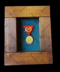 20x25x4 cm. Vintage Ahşap Duvar Çerçevesi Model-3 (İstiklal Madalyası İle Birlikte)