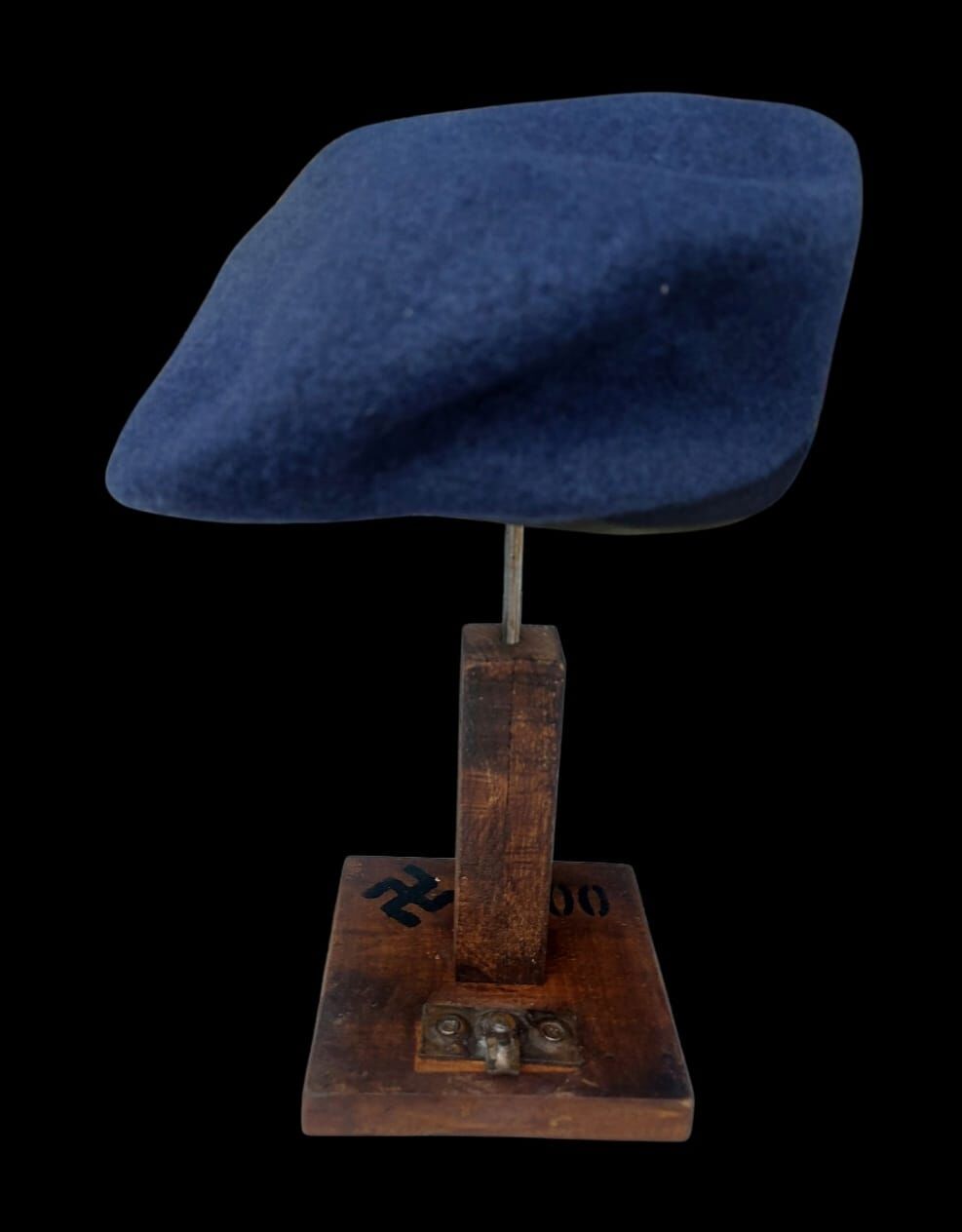 13x13x31.5 cm. Alman Motifli Ahşap Şapka Standı