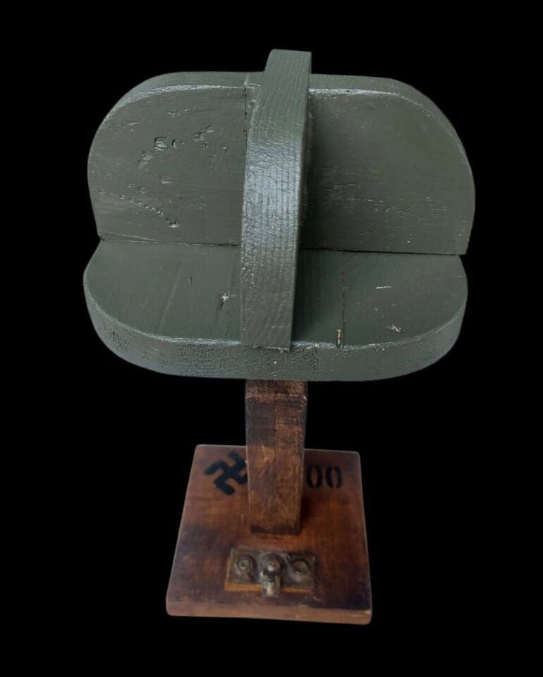 13x13x31.5 cm. Alman Motifli Ahşap Şapka Standı