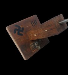 13x13x31.5 cm. Alman Motifli Ahşap Şapka Standı