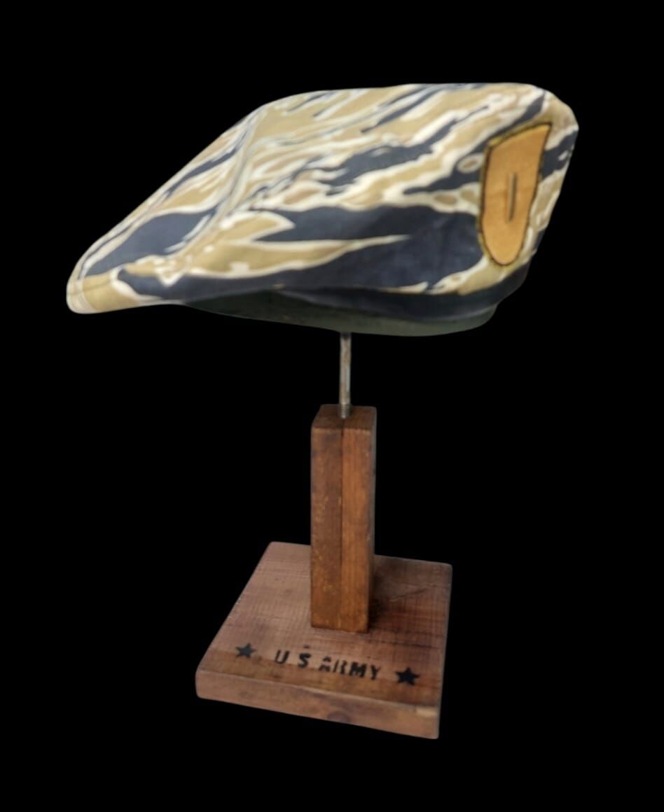 13x13x31.5 cm. US Motifli Ahşap Şapka Standı