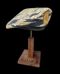 13x13x31.5 cm. US Motifli Ahşap Şapka Standı