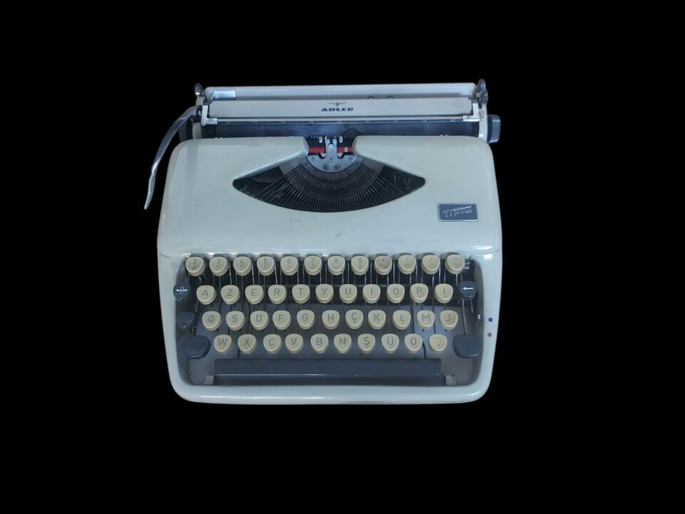 1958-1964 Alman Adler-Tippa Azerty Klavye Çantasında Krem/KemikRenk Daktilo