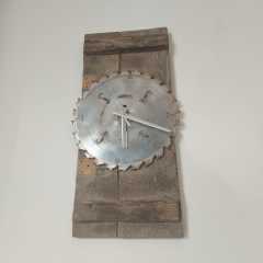 Metal Dişli Üzerinde Duvar Saati