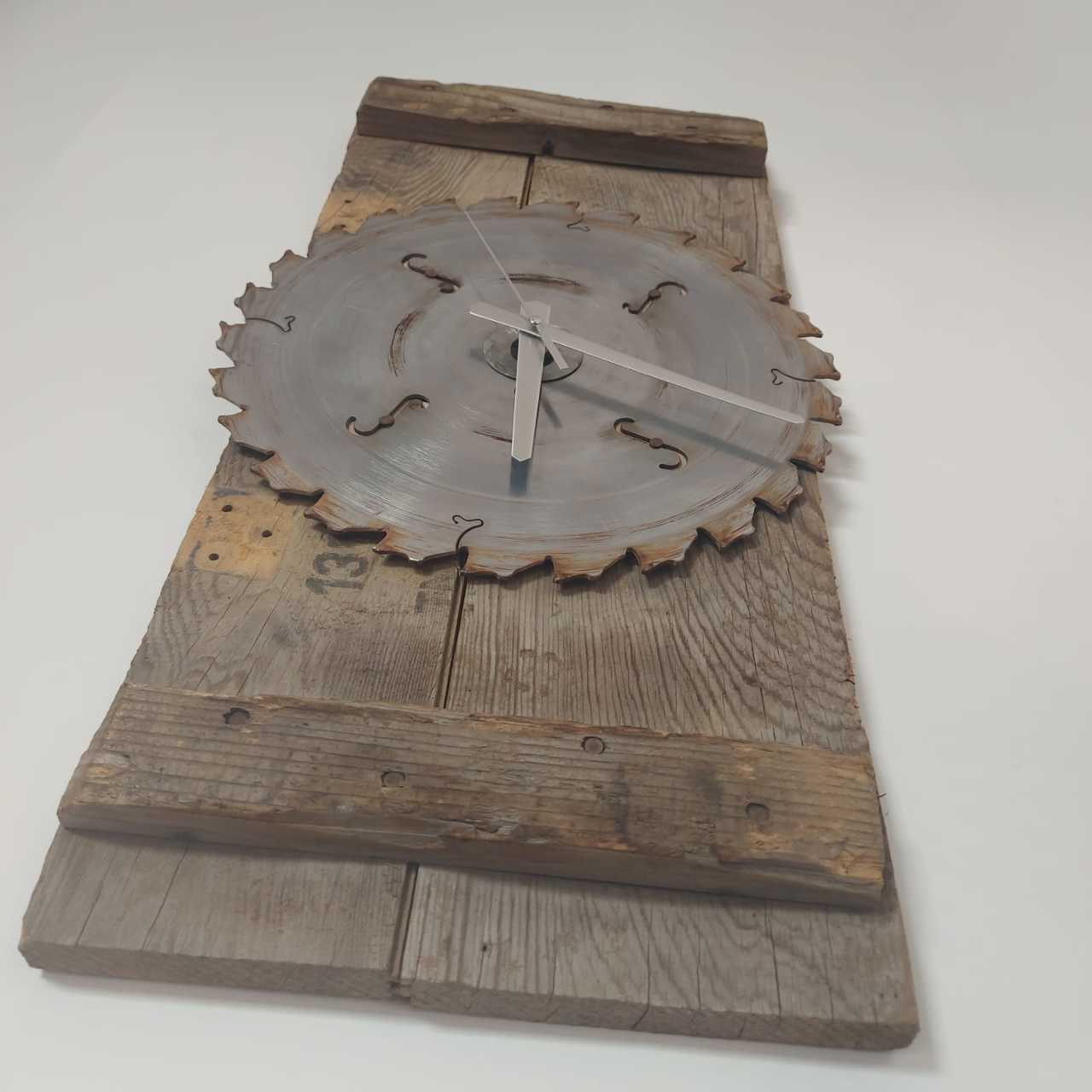 Metal Dişli Üzerinde Duvar Saati