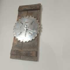 Metal Dişli Üzerinde Duvar Saati