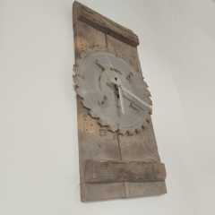 Metal Dişli Üzerinde Duvar Saati