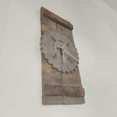 Metal Dişli Üzerinde Duvar Saati