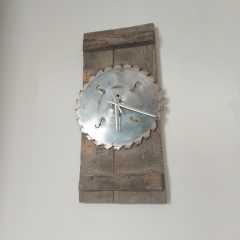 Metal Dişli Üzerinde Duvar Saati