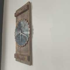 Metal Dişli Üzerinde Duvar Saati