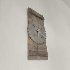 Metal Dişli Üzerinde Duvar Saati