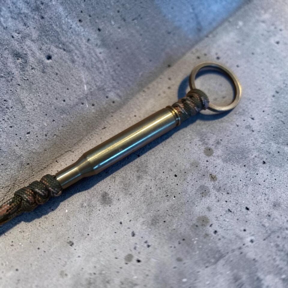 17 cm. Uzunluk (6.5 cm Pirinç Kovan) Paracord Örgülü Anahtarlık Modeli