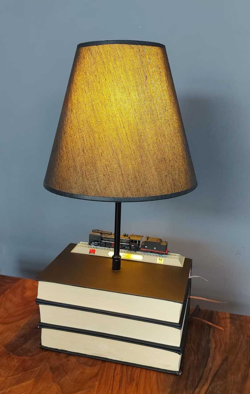Kitap Motifli Siyah Kumaş Abajur Modeli