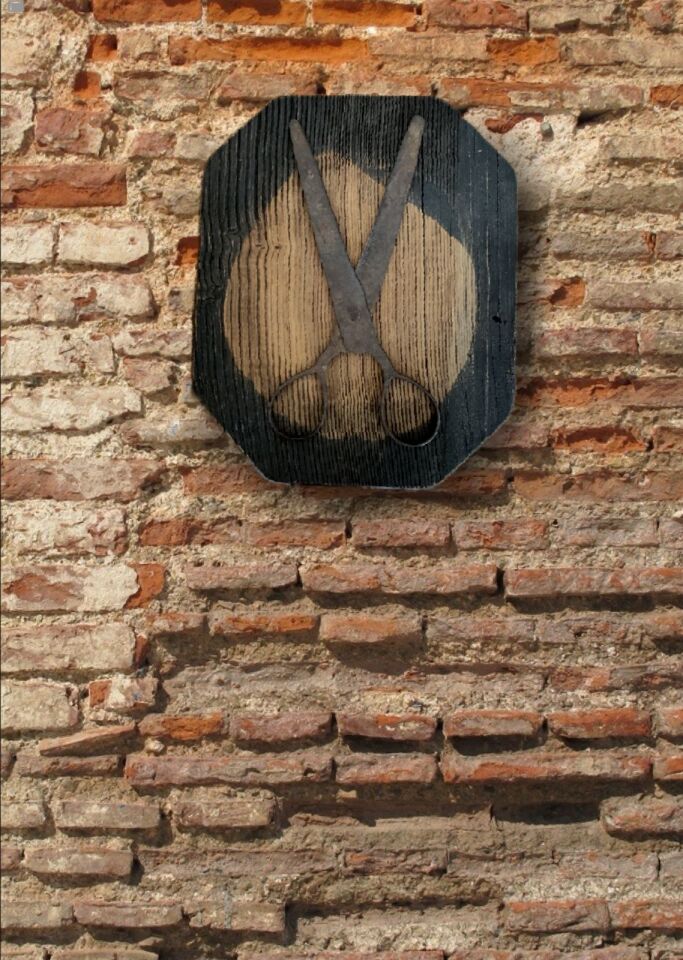 27x33x4.5 cm. Doğal Ahşap Üzerinde Vintage Metal Makas Duvar Dekoru