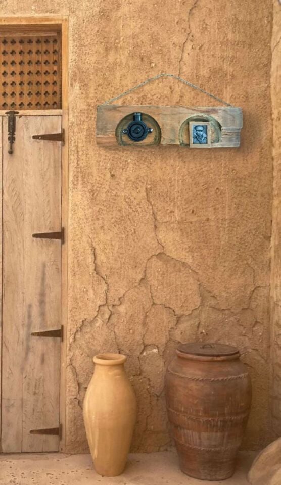 45x13x9 cm. Doğal Ahşap Üzerinde Vintage Elektrik Düğmesi ve Fotoğraflık