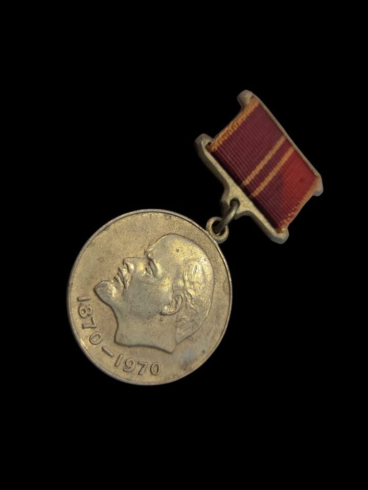 3 cm. Çap (Uzunluk 6 cm.) Sovyet Viladimir Lenin Doğumunun 100.Yıl Dönümü Anı Emek Madalyası
