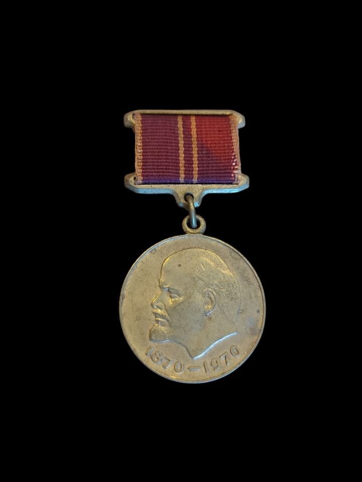 3 cm. Çap (Uzunluk 6 cm.) Sovyet Viladimir Lenin Doğumunun 100.Yıl Dönümü Anı Emek Madalyası