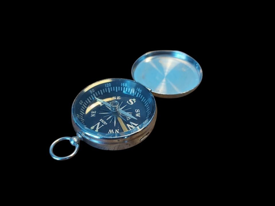 4.5 cm. Japon Nikel Kaplama Kapaklı Taşıma Halkalı Nostaljik Cep Pusulası