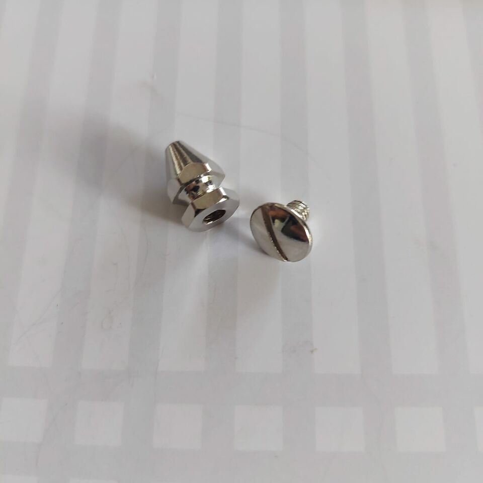 5 Adet 1,3 cm. Vidalı Köşeli  Pirinç Üzeri Nikel Kaplama Küt Spike