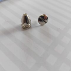 5 Adet 1,3 cm. Vidalı Köşeli  Pirinç Üzeri Nikel Kaplama Küt Spike