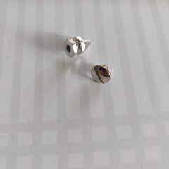 5 Adet 1,3 cm. Vidalı Köşeli  Pirinç Üzeri Nikel Kaplama Küt Spike