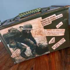 Metal Mühimmat Kutusu Üzerinde Cephe Motifli Vietnam Yazıları