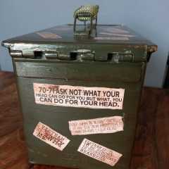 Metal Mühimmat Kutusu Üzerinde Cephe Motifli Vietnam Yazıları