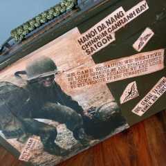 Metal Mühimmat Kutusu Üzerinde Cephe Motifli Vietnam Yazıları