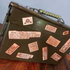 Metal Mühimmat Kutusu Üzerinde Cephe Motifli Vietnam Yazıları