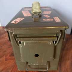 Metal Mühimmat Kutusu Üzerinde Cephe Motifli Vietnam Yazıları